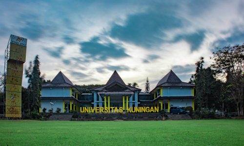 187 Dosen dan Tendik Uniku Terima Penghargaan