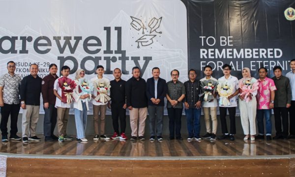FKOM UNIKU LEPAS 176 CALON WISUDAWAN/WISUDAWATI KE-29 TAHUN 2023