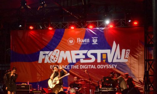 Meriah! Penampilan Batas Senja, The Roots Radio, dan Cipta Mandiri Pesta Menutup Rangkaian FKOM Festival 2023